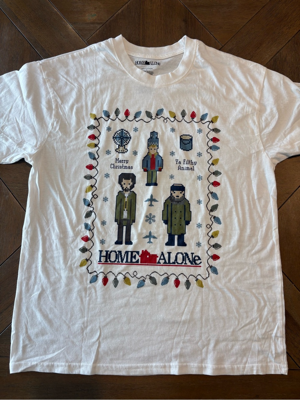 Home alone white Christmas Tshirt in size Large for men